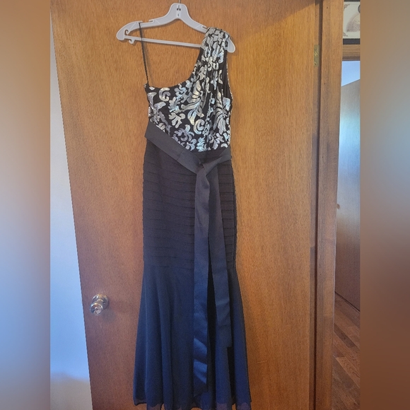 Beautiful One Shoulder Gown - Picture 1 of 4